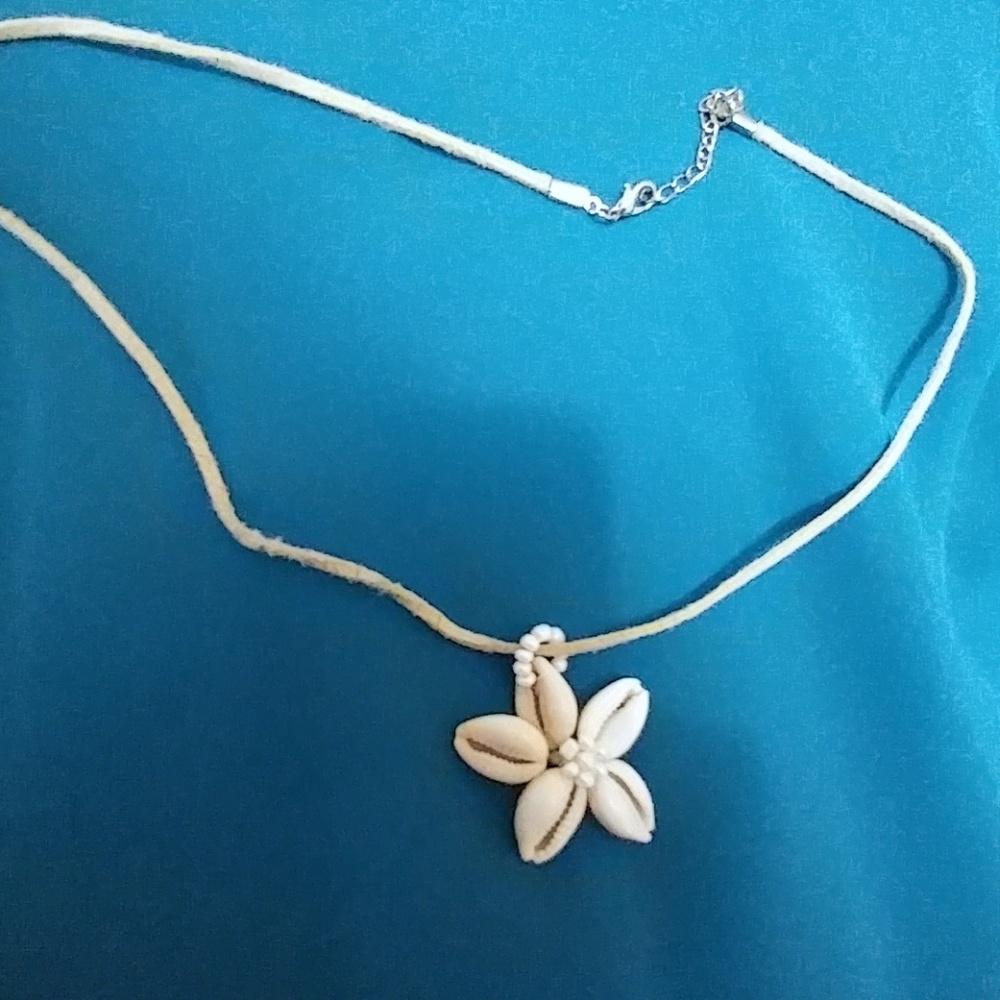 Shell flower necklace 🌼